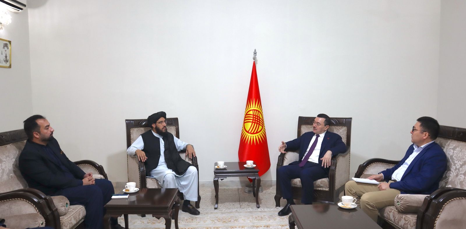 د طالبانو سفیر د قرغیزستان سفیر ته د افغان قرغیزیانو د ملاتړ ډاډ ورکړی