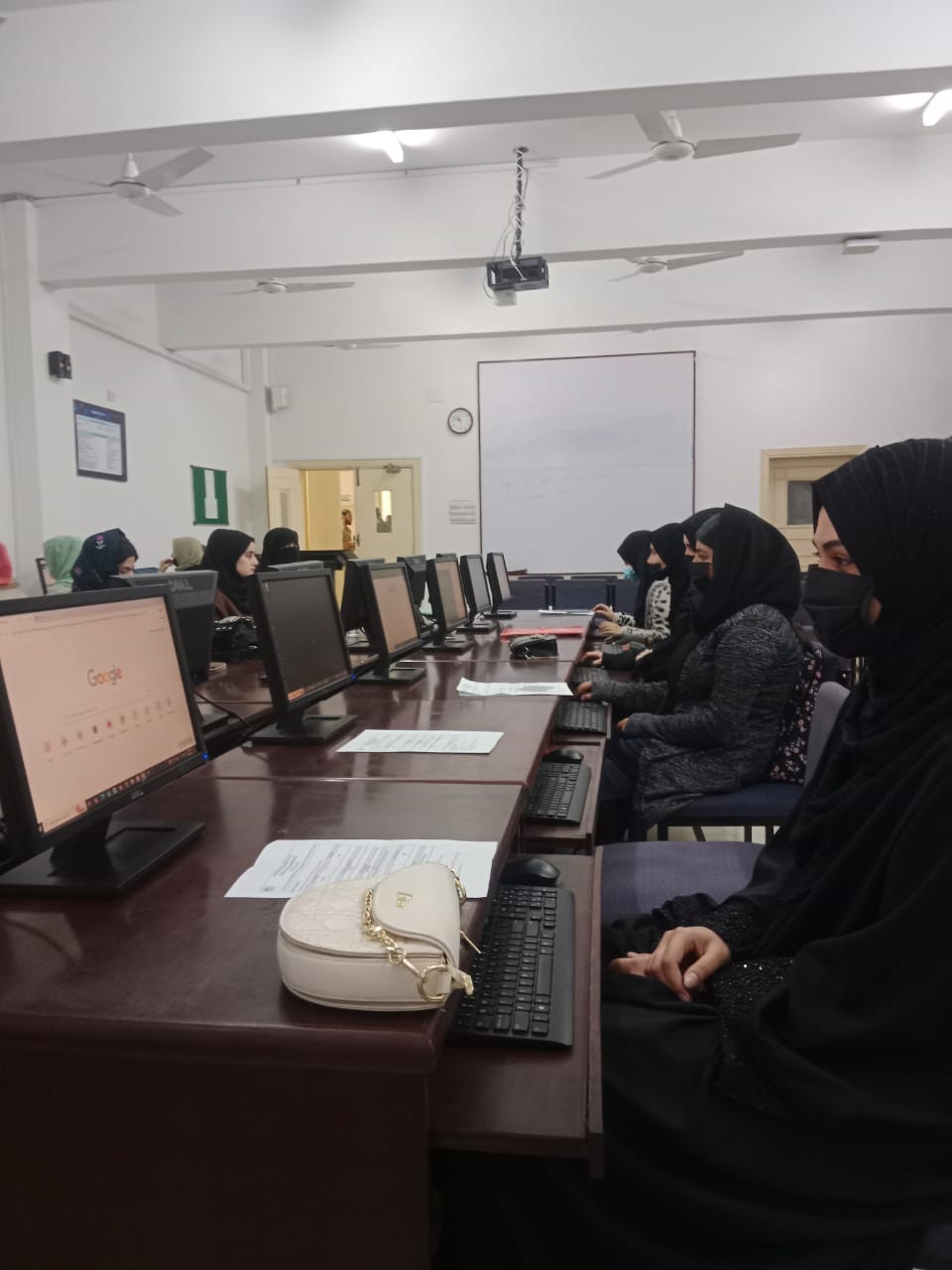 دیپلومات طالبان: دانشجویان افغان در پاکستان با خطر اخراج روبه‌رو هستند