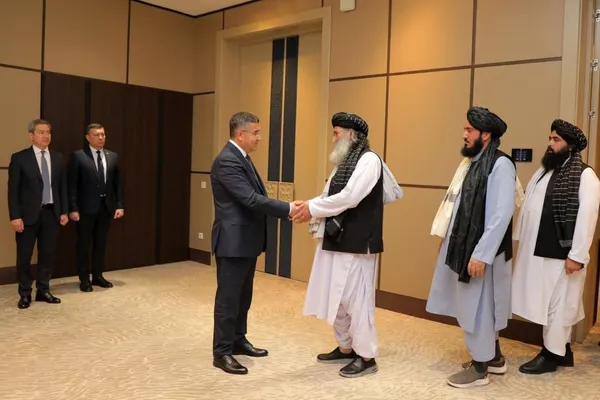 د طالبانو د کورنیو چارو وزارت مرستیال د ازبکستان د کورنیو چارو له وزیر سره کتلي