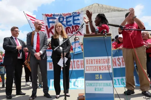 دیوان عالی امریکا بررسی فرمان ترامپ برای محدود کردن حق تابعیت از طریق تولد را آغاز کرد