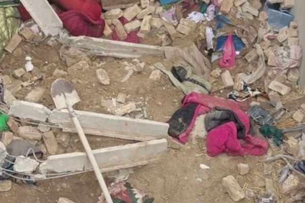 د کندهار په سپین بولدک کې د یوه کور چت پرېوتو له امله ۳ کسان مړه او ۳ نور ټپیان شوي دي