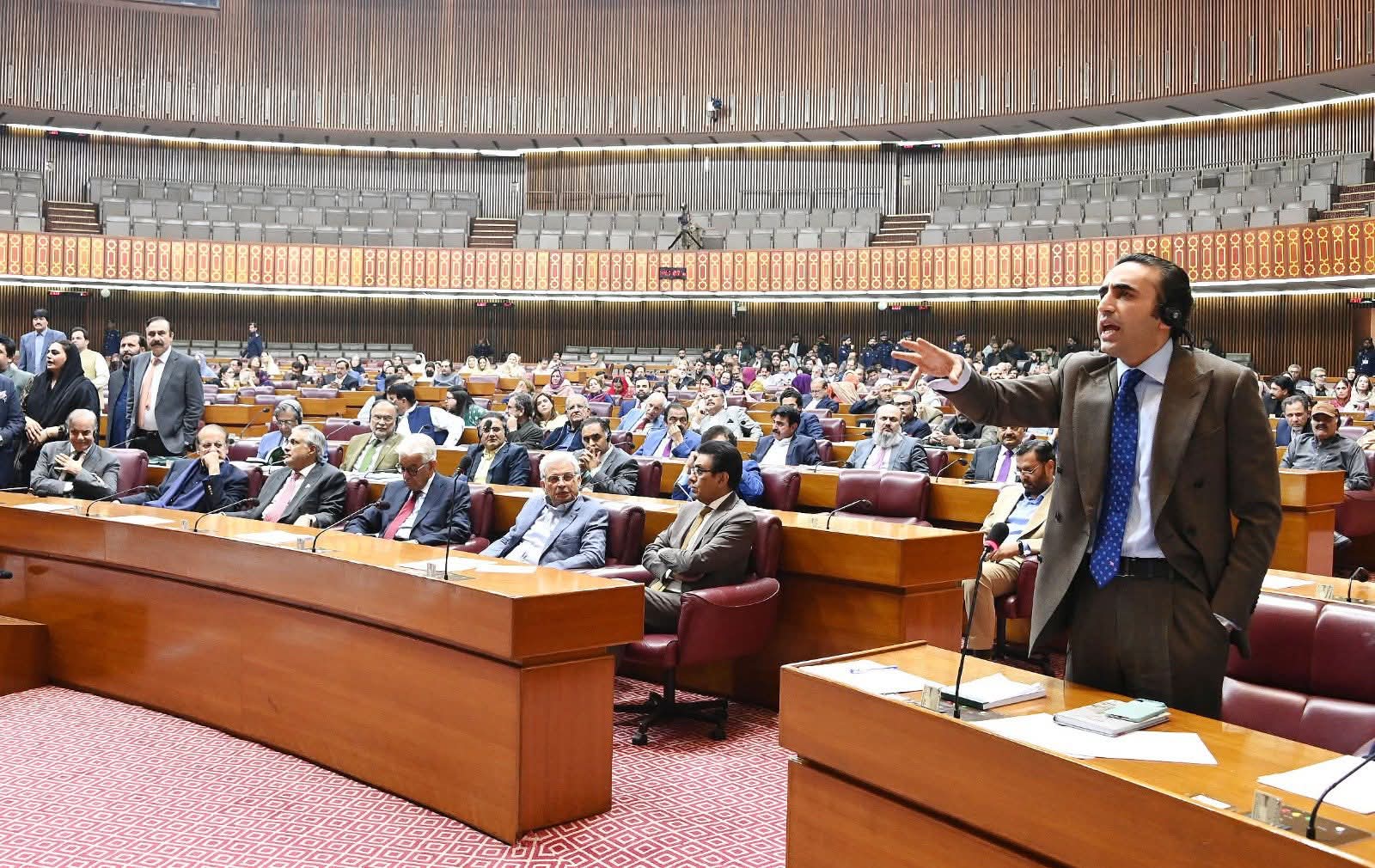 زرداري: له ترهګرو سره د مبارزې لپاره باید حکومت، پارلمان، اپوزیسیون او سیاستوال سره یو شي