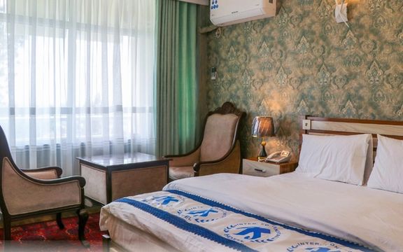 ملا عمر و بن لادن شب را در اتاقهای ۱۲۴ و ۱۹۶ و ۱۹۷ هتل گذارندهاند