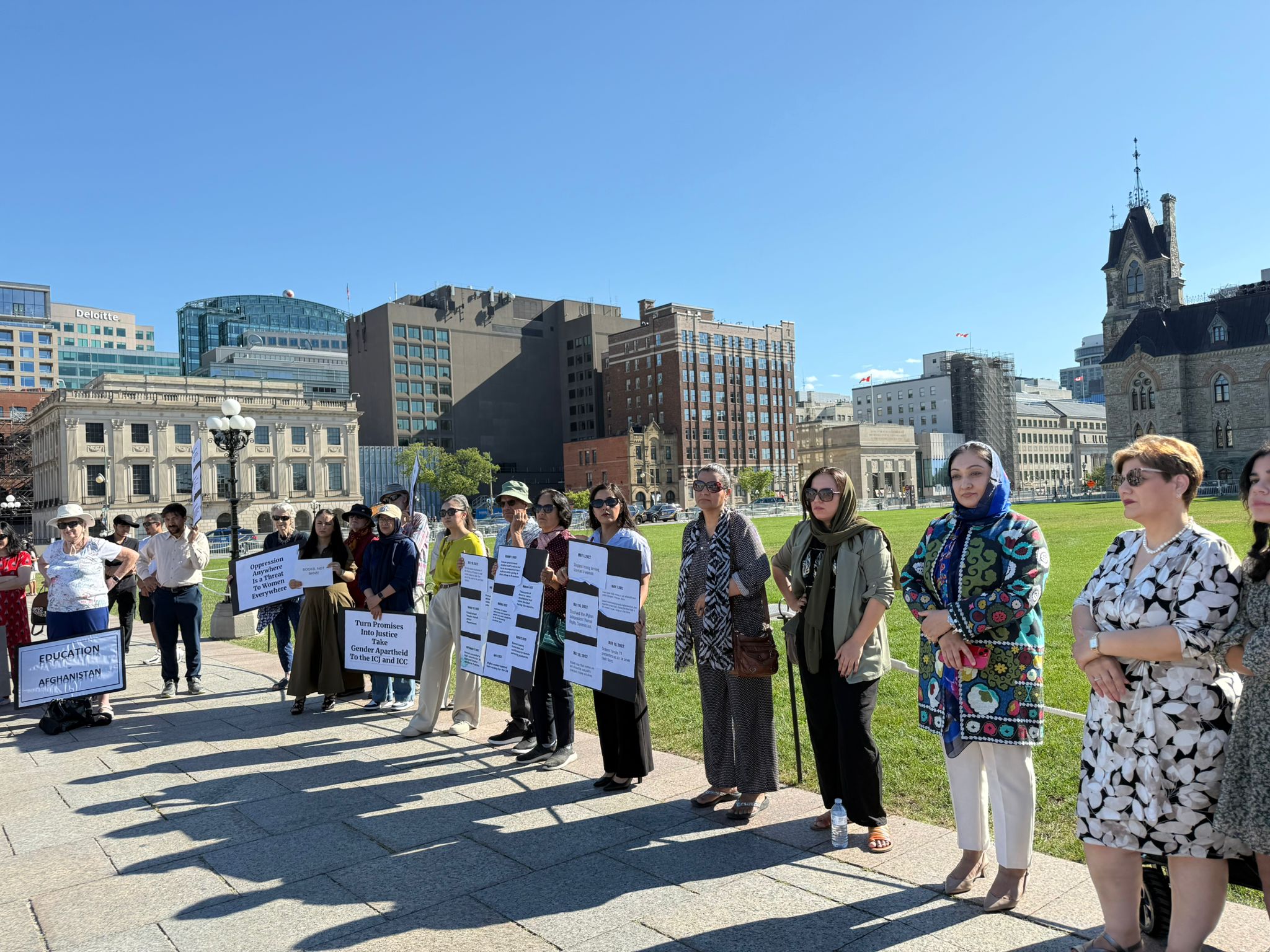 زنان معترض خواستار همکاری کشورها برای دستگیری مقام‌های طالبان بر اساس حکم دادگاه لاهه شدند