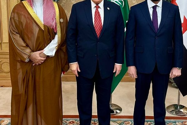 سپینه ماڼۍ: ټرمپ به پر سوریې د لګېدلو بندیزونو د لرې کولو فرمان لاسلیک کړي
