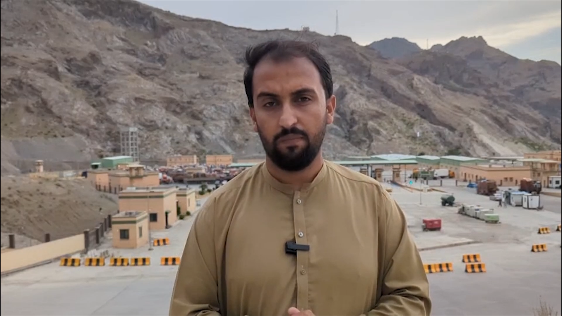 بازگشایی موقت تورخم؛ عبور صدها موتر باربری