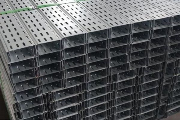 طالبان وایي ۱۰۳ ټنه بېکیفیته ودانیز توکي یې بېرته ایران ته ګرځولي دي