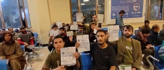 روانه اونۍ د پاکستان له زندانونو تر ۱۰۰ ډېر افغان کډوال خوشې شوي