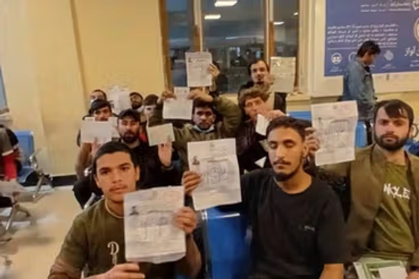 روانه اونۍ د پاکستان له زندانونو تر ۱۰۰ ډېر افغان کډوال خوشې شوي