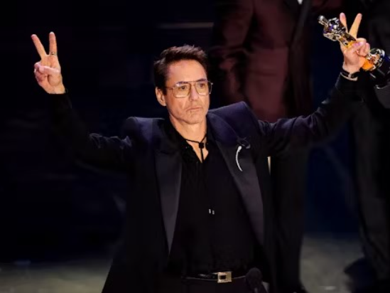 رابرت داونی جونیور برای بازیاش در اوپنهایمر جایزه بهترین نقش مکمل مرد را گرفت