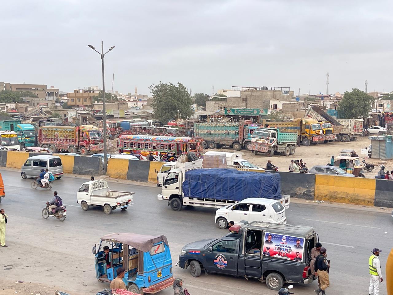 د پاکستان په کراچۍ کې مېشت افغان کډوال د نیول کېدو له وېرې له خپلو کورونو نه وځي