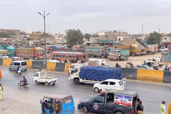 د پاکستان په کراچۍ کې مېشت افغان کډوال د نیول کېدو له وېرې له خپلو کورونو نه وځي