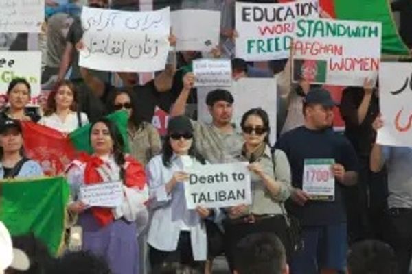 په کاناډا کې افغان کډوالو د طالبانو له لوري د ښځو د نیونو پر ضد اعتراضي غونډه وکړه