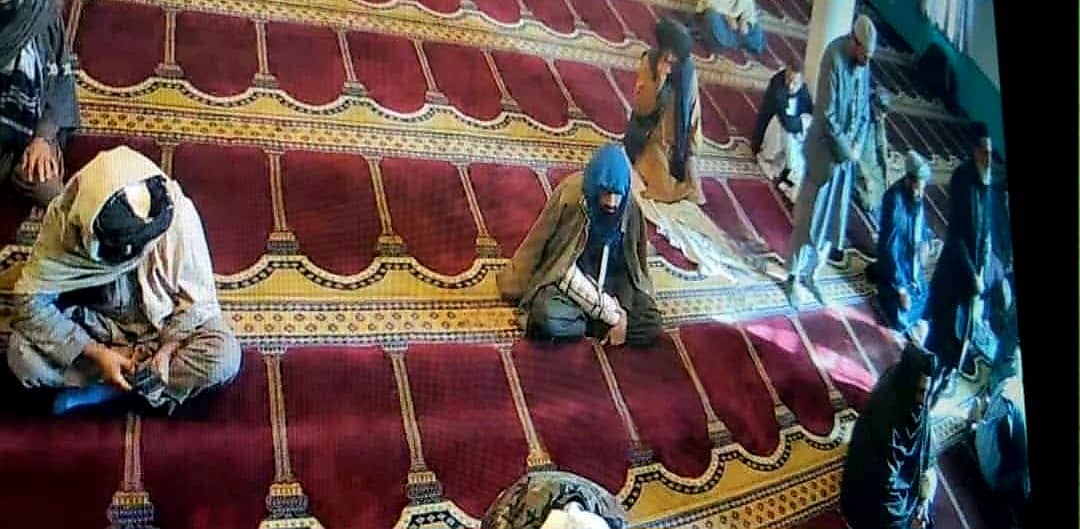 یک افسر ارشد امنیتی طالبان: بمب‌گذار انتحاری در محوطه مسجد منتظر حقانی بود