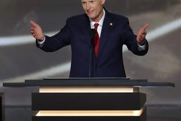 امریکايي سناتور: که ایران اټومي فعالیتونه بیا پیل کړي، نو ټرمپ به پرې برید وکړي