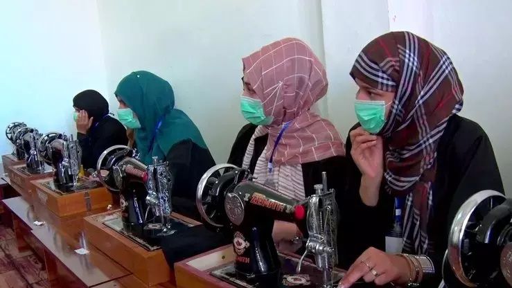 په پنجشیر کې ښځو ته د خیاطۍ پروګرام پېل شو، خو نجونې لا هم له ښوونځیو بې‌برخې دي