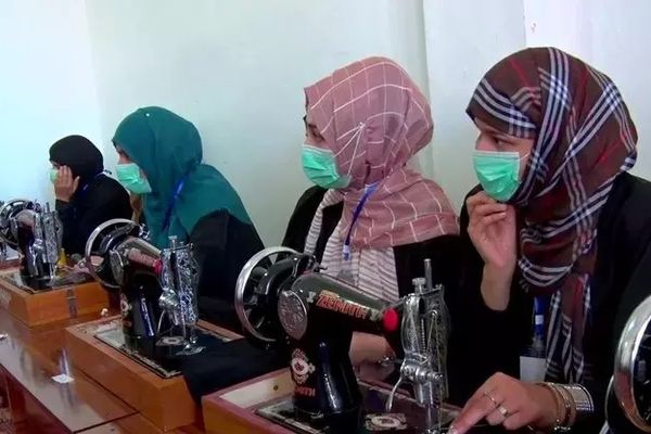 په پنجشیر کې ښځو ته د خیاطۍ پروګرام پېل شو، خو نجونې لا هم له ښوونځیو بېبرخې دي