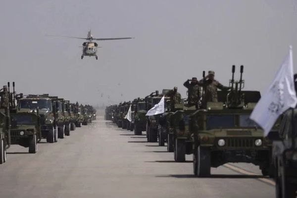 طالبان تلغي عرضها العسكري السنوي بالأسلحة الأميركية بعد انتقادات ترامب