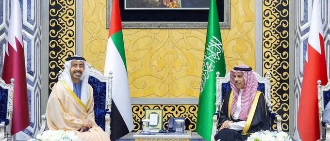 فیصل بن فرحان آل سعود، وزیر خارجه عربستان سعودی، و عبدالله بن زاید آل نهیان، وزیر خارجه امارات متحده عربی