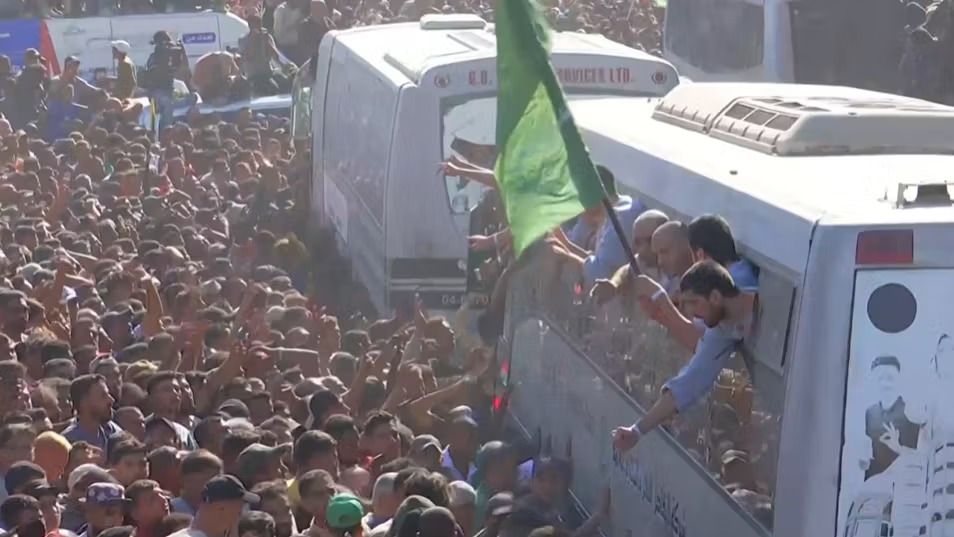 د اوښکو او غېږو شېبې؛ اسراییلي یرغمل شوي او فلسطیني بندیان له خپلو کورنیو سره یوځای شول