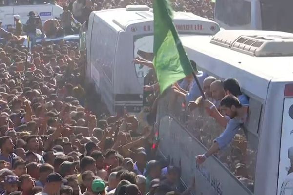 د اوښکو او غېږو شېبې؛ اسراییلي یرغمل شوي او فلسطیني بندیان له خپلو کورنیو سره یوځای شول
