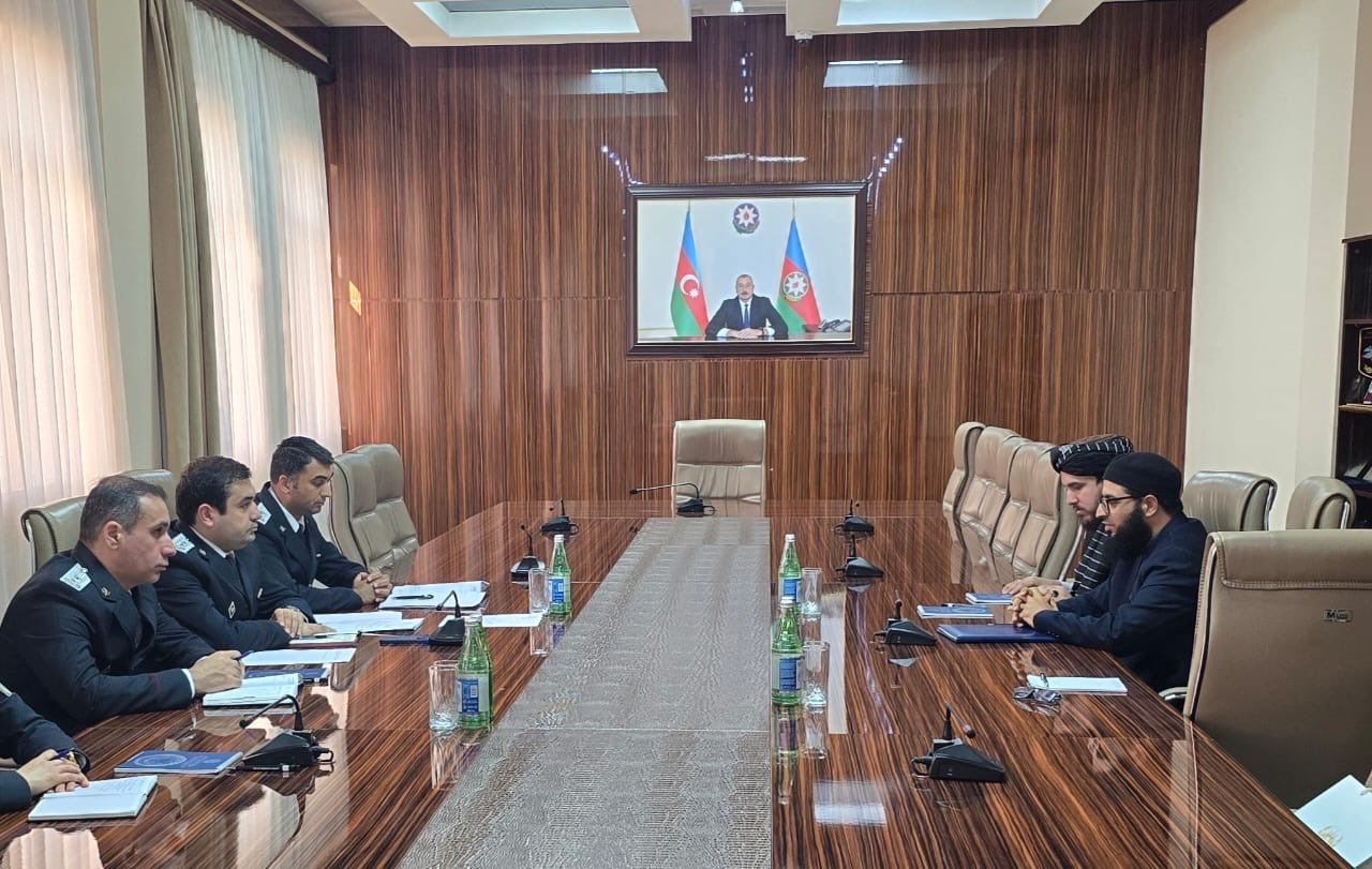 اذربایجان کې د طالبانو د سفارت چارسمبالي د دغه هېواد د کډوالۍ له مشر سره کتلي