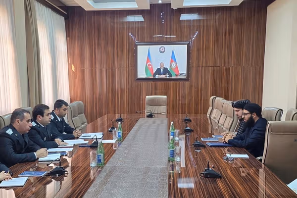 اذربایجان کې د طالبانو د سفارت چارسمبالي د دغه هېواد د کډوالۍ له مشر سره کتلي