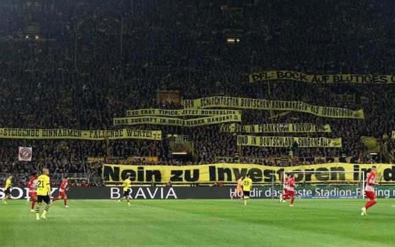 دورتموند ٣-٠ فرایبورگ؛ زنبورها در شبی که تماشاگران بازی را قطع کردند، به پیروزی رسیدند