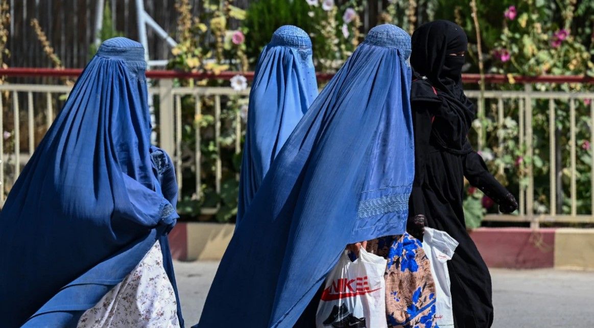 گزارش گاردین از حجاب اجباری طالبان: "حق انتخاب لباسم را از دست دادم"