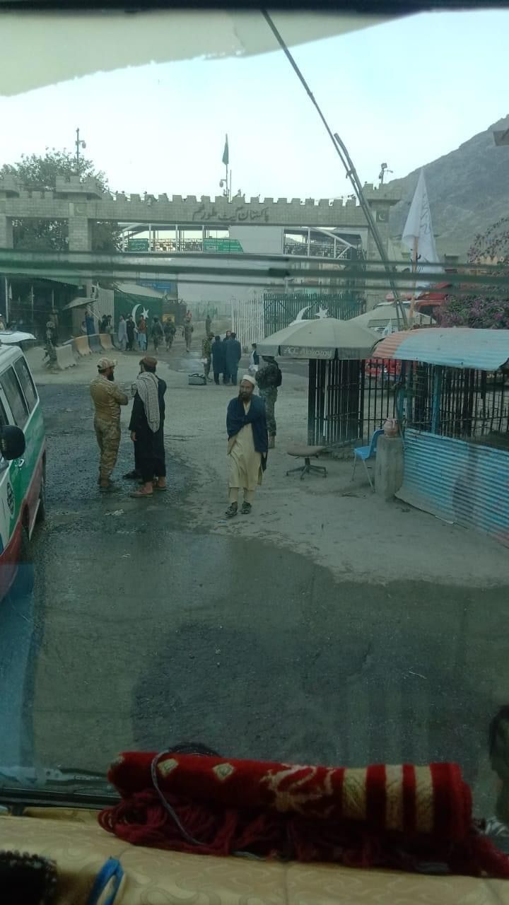 گذرگاه تورخم پس از ۱۰ ساعت دوباره به روی ترافیک باز شد