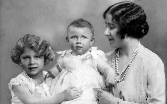 یکی از قدیمیترین عکسهای پرنسس الیزابت (سمت چپ) که او را در کنار مادرش، ملکه الیزابت و خواهش پرنسس مارگرت نشان میدهد