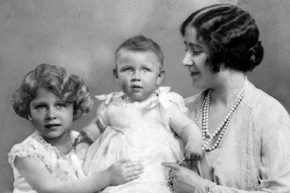 یکی از قدیمیترین عکسهای پرنسس الیزابت (سمت چپ) که او را در کنار مادرش، ملکه الیزابت و خواهش پرنسس مارگرت نشان میدهد