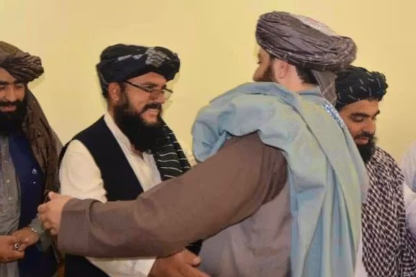 له قلم سره د طالبانو جګړه؛ څنګه سایبري سرتېري پر معتبرو خبریالانو برید کوي؟