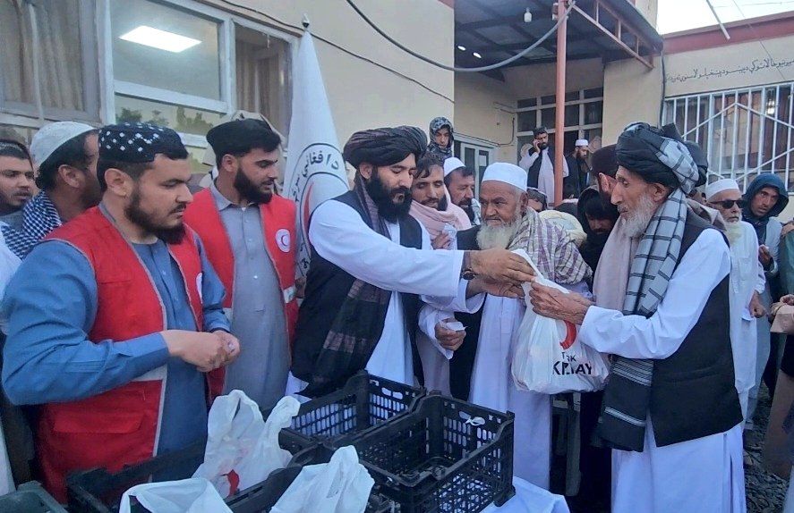 سرې میاشتې ټولنې په کاپیسا او لوګر کې پر ۱۶۰۰ اړمنو کورنیو ۸ ټنه د قربانۍ غوښه وېشلې