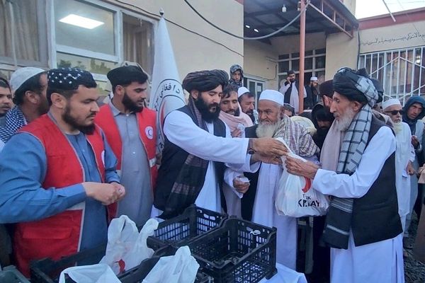 سرې میاشتې ټولنې په کاپیسا او لوګر کې پر ۱۶۰۰ اړمنو کورنیو ۸ ټنه د قربانۍ غوښه وېشلې