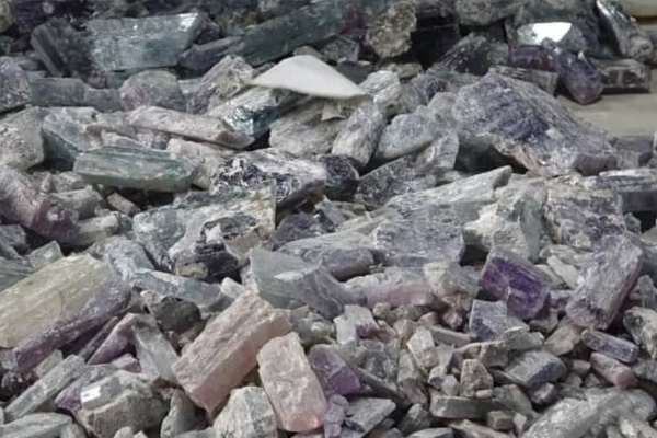 طالبان از فروش سنگهای قیمتی نورستان خبر داد