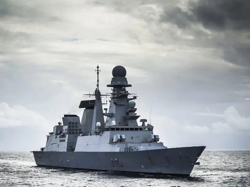 حوثی‌های یمن می‌گویند یک کشتی تجاری و چند کشتی جنگی امریکا را هدف گرفته‌اند