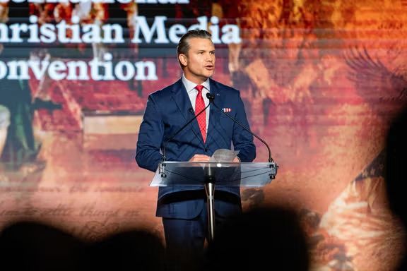 د امریکا دفاع وزیر: د ایران په اړه د ټرمپ لپاره ټول انتخابونه لاهم د مېز په سر دي