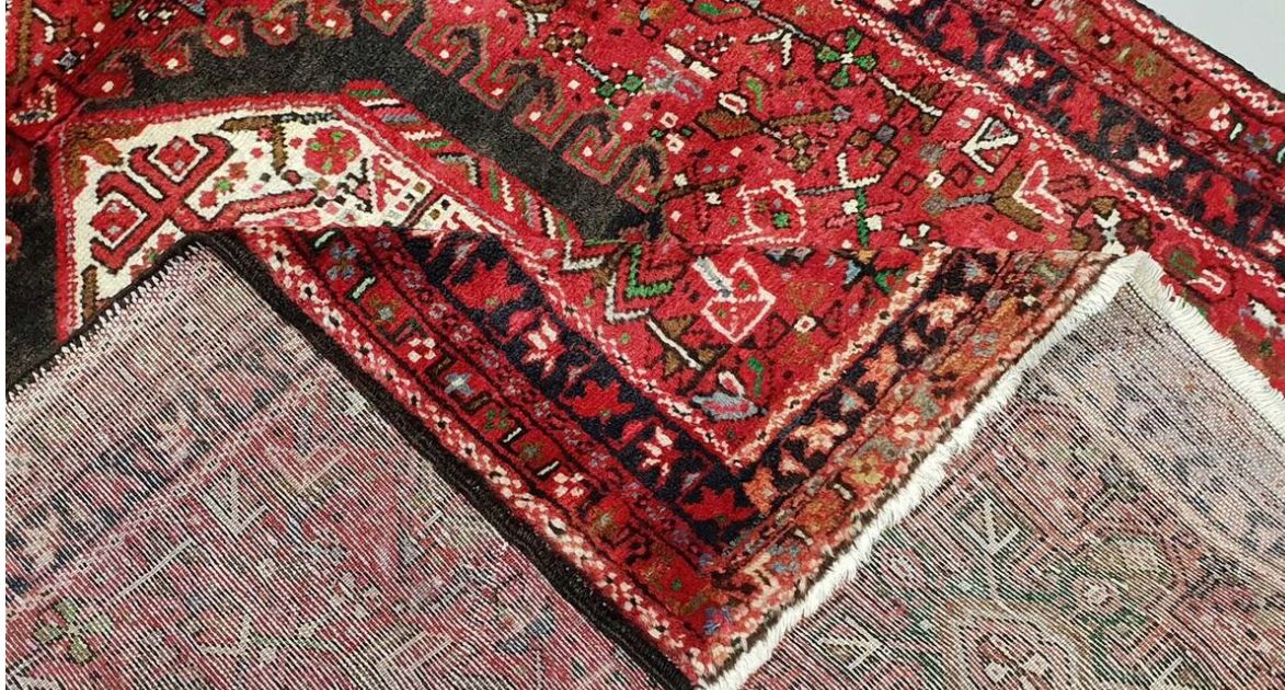 مرزبانی ایران دو افغان را به دلیل قاچاق فرش دستباف بازداشت کرد