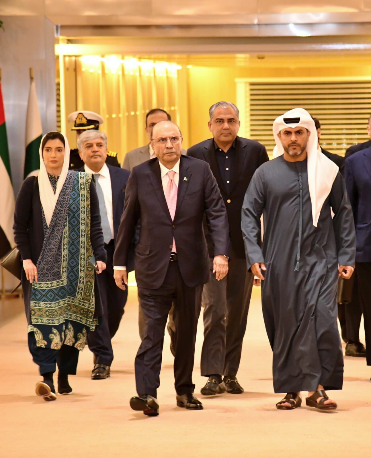 د پاکستان ولسمشر له خپلې لور سره متحده عربي امارات ته په رسمي سفر تللی