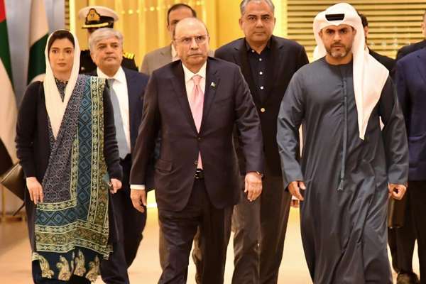 د پاکستان ولسمشر له خپلې لور سره متحده عربي امارات ته په رسمي سفر تللی