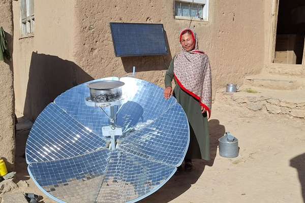 د خوړو او کرنې سازمان پنځو ولایتونو کې څه باندې ۴۰۰ کورنیو ته «لمریز منقلونه» ورکړي