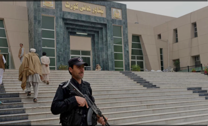 پېښور لوړه محکمه: هغو افغانانو ته د اوسېدو کارتونه ورکړئ چې له پاکستانیو سره یې ودونه کړي