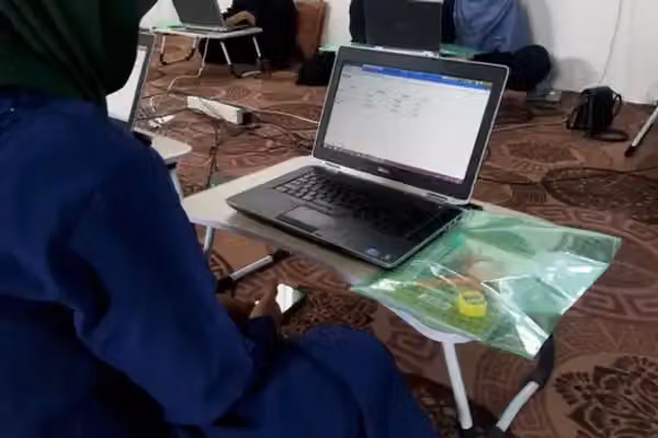 له ښوونځي تر انلاین کورسونو؛ افغان نجونې د خپل راتلونکي لپاره هڅې کوي