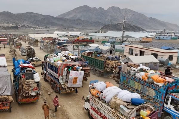 طالبان: تېره ورځ تر سل ډېرې کورنۍ له ایران او پاکستانه جبري راستنې شوي