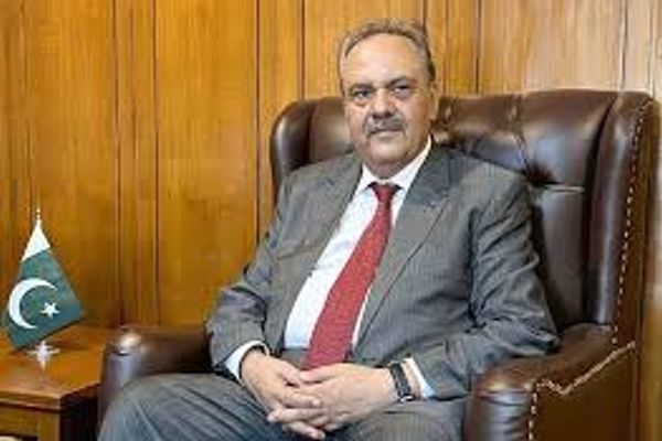 المبعوث الباكستاني السابق يهاجم طالبان: ازدواجية في المواقف بين التجارة والعنف