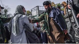 زنان معترض حق خود را از طالبان در خیابانها میگیرند