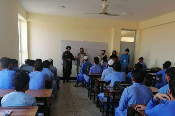 طالبانو په هرات کې د ښوونکي د ورځې پر نمانځلو بندیز لګولی