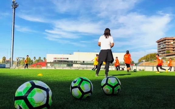 دختران فوتبالیست افغان در یک دیدار دوستانه در آکادمی بردفورد بریتانیا به میدان میروند