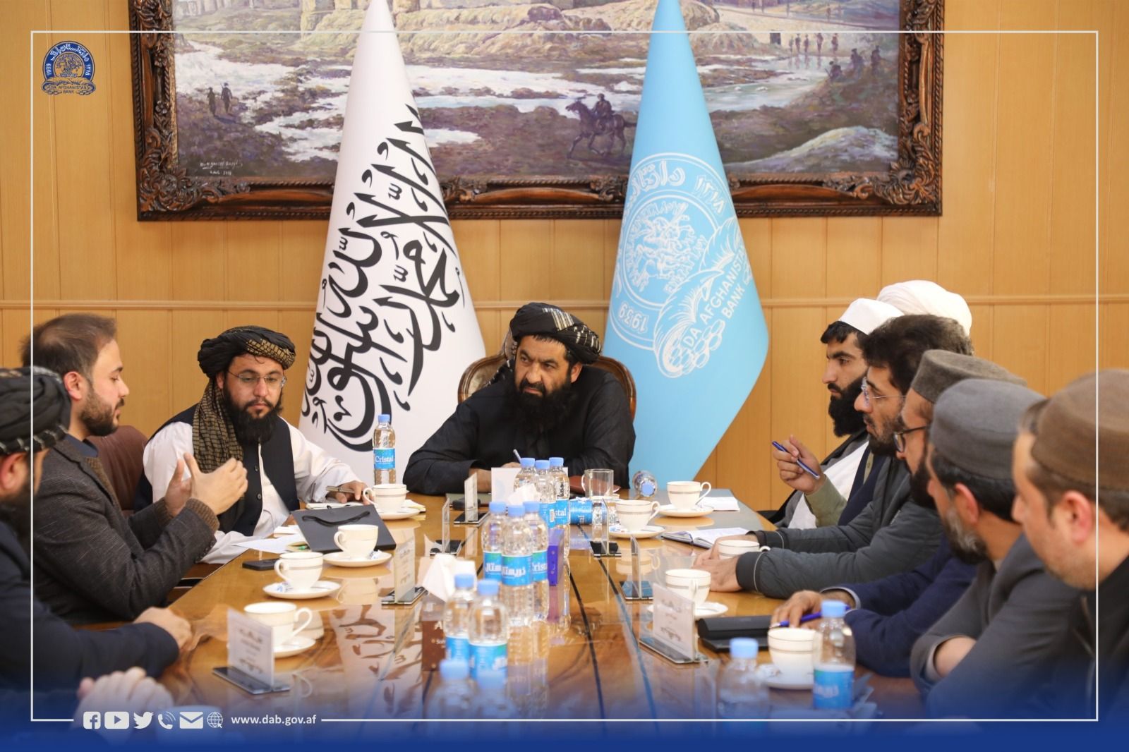 تقلای طالبان برای حفظ ارزش افغانی: بانک‌ها معاملات را با افغانی انجام دهند